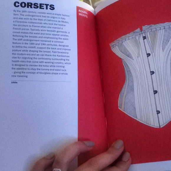 FASHION Coffee table book: ground breaking fashion - Picture 4 of 4